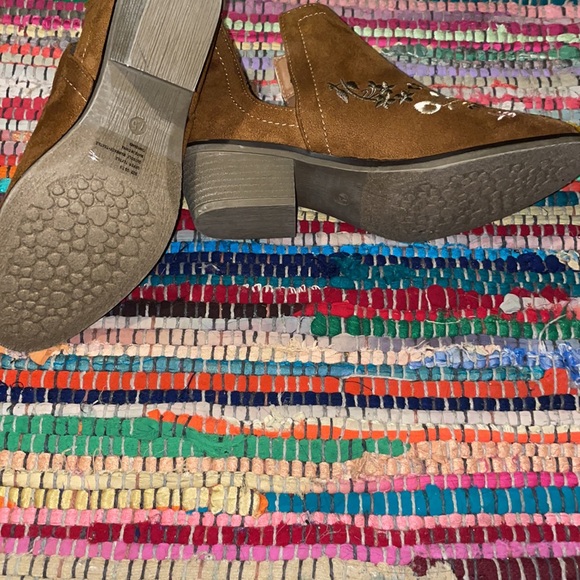 Floral Embroidered Booties - Picture 5 of 5